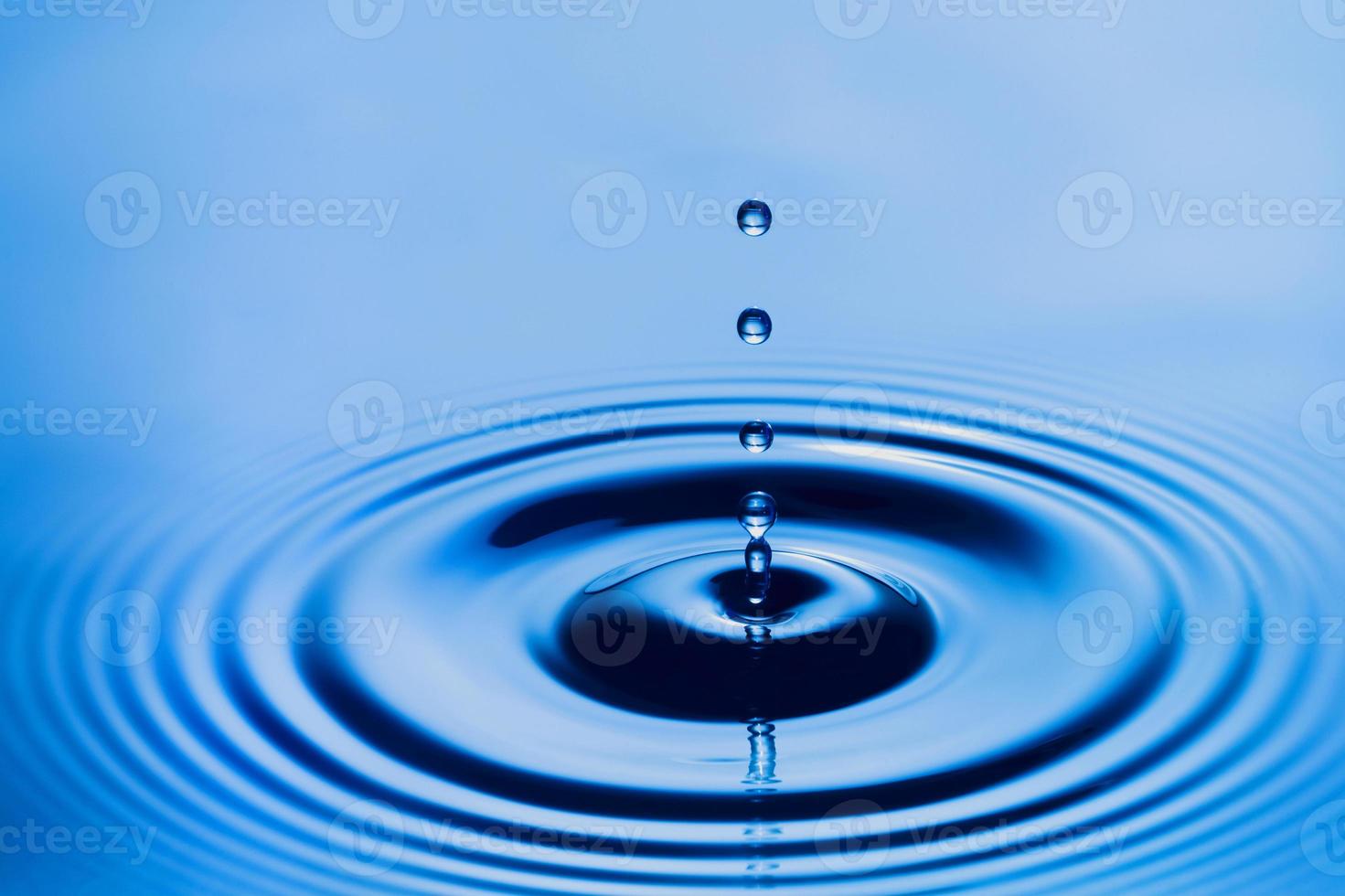 éclaboussure de goutte d'eau transparente bleue avec bulle réaliste avec du bleu. photo