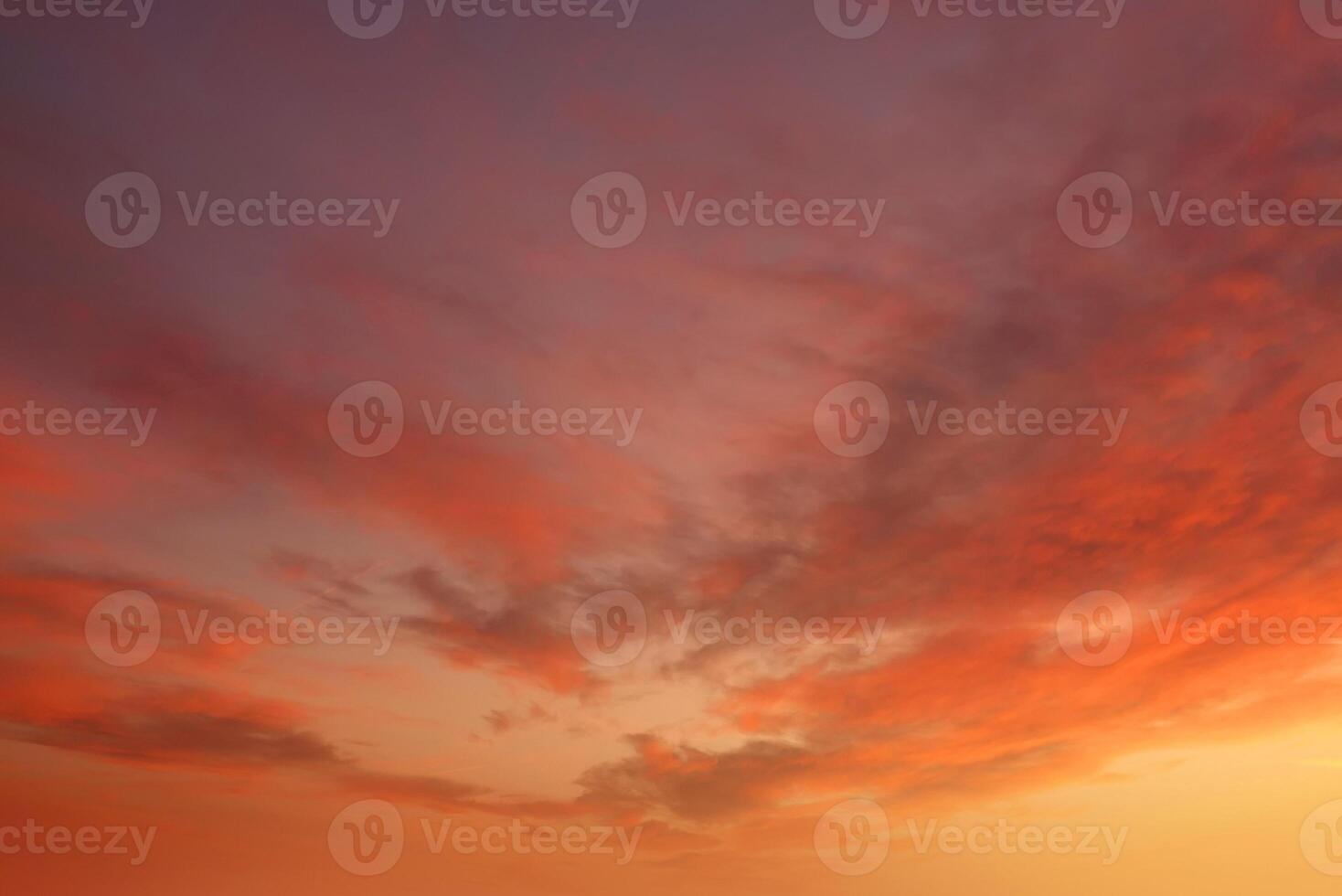 coucher de soleil orange brillant et lever de soleil magnifique sur des nuages orange avec un soleil orange vif par une fraîche matinée de printemps. photo