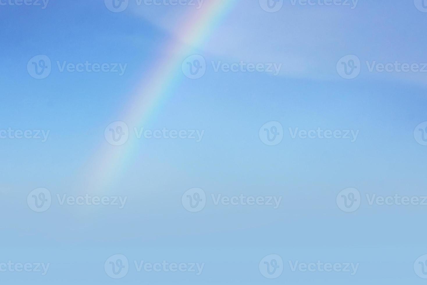 ciel bleu avec des nuages arc-en-ciel. jour de soleil avec un ciel bleu en arrière-plan du matin photo