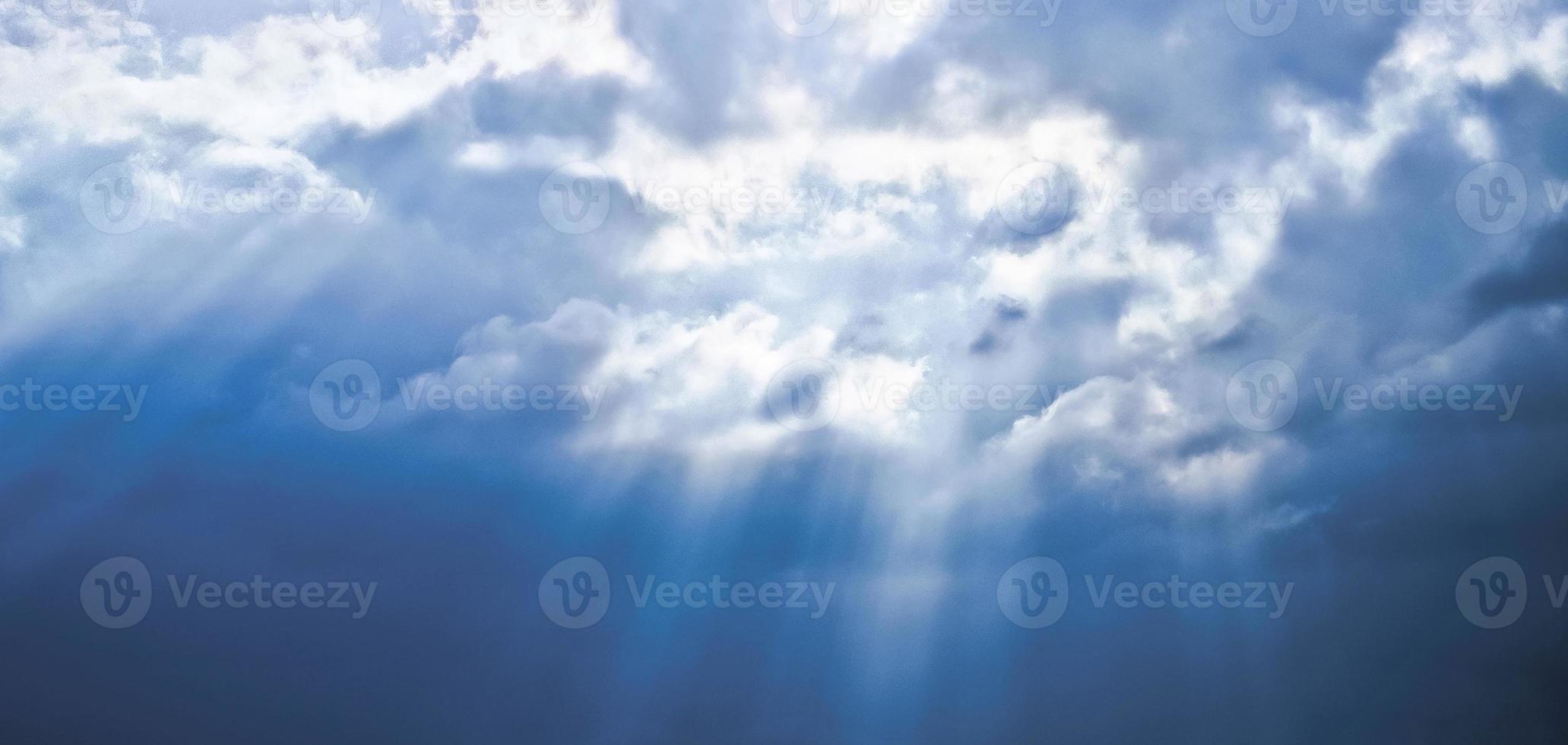 beau ciel bleu beauté du soir et nuages au coucher du soleil, à l'aube, les rayons du soleil traversent les nuages. Naturel photo