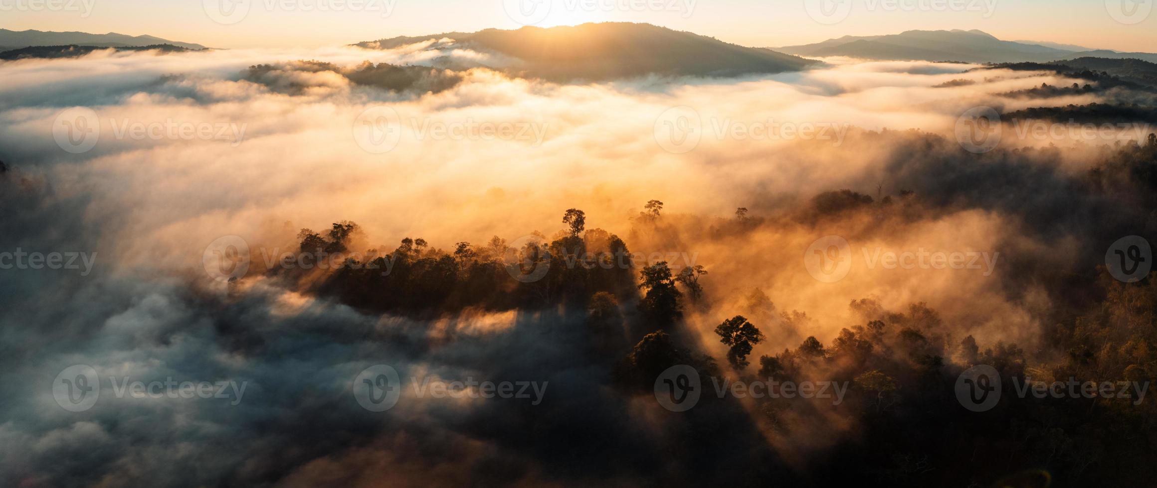 lever de soleil au-dessus du brouillard, voler au-dessus des nuages lever du soleil et brouillard photo