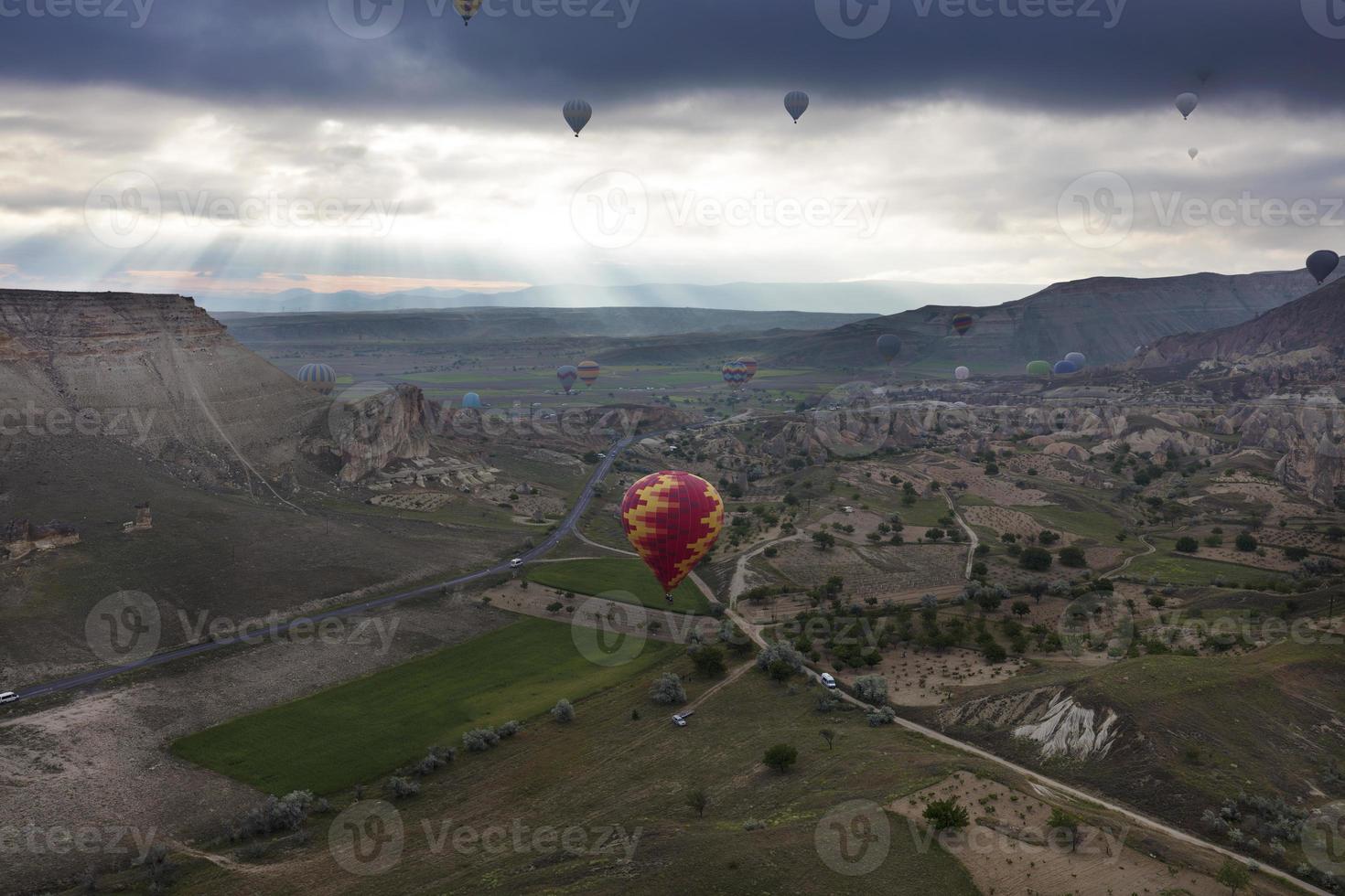 un ballon survole la vallée en cappadoce photo