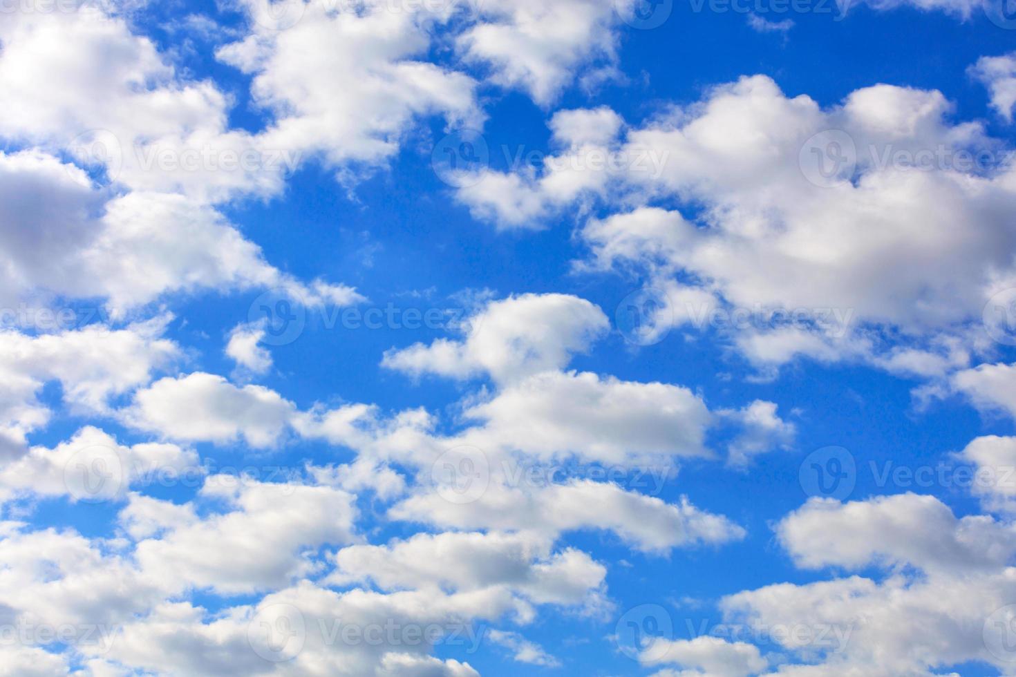 des nuages blancs flottent haut dans le ciel bleu. photo