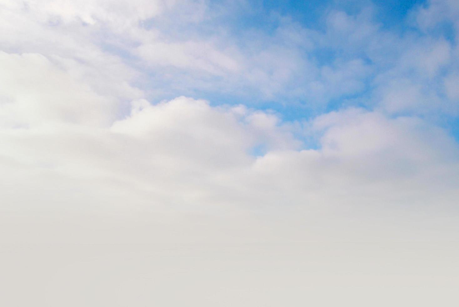 ciel bleu avec des nuages blancs. jour de soleil avec un ciel bleu en arrière-plan du matin photo