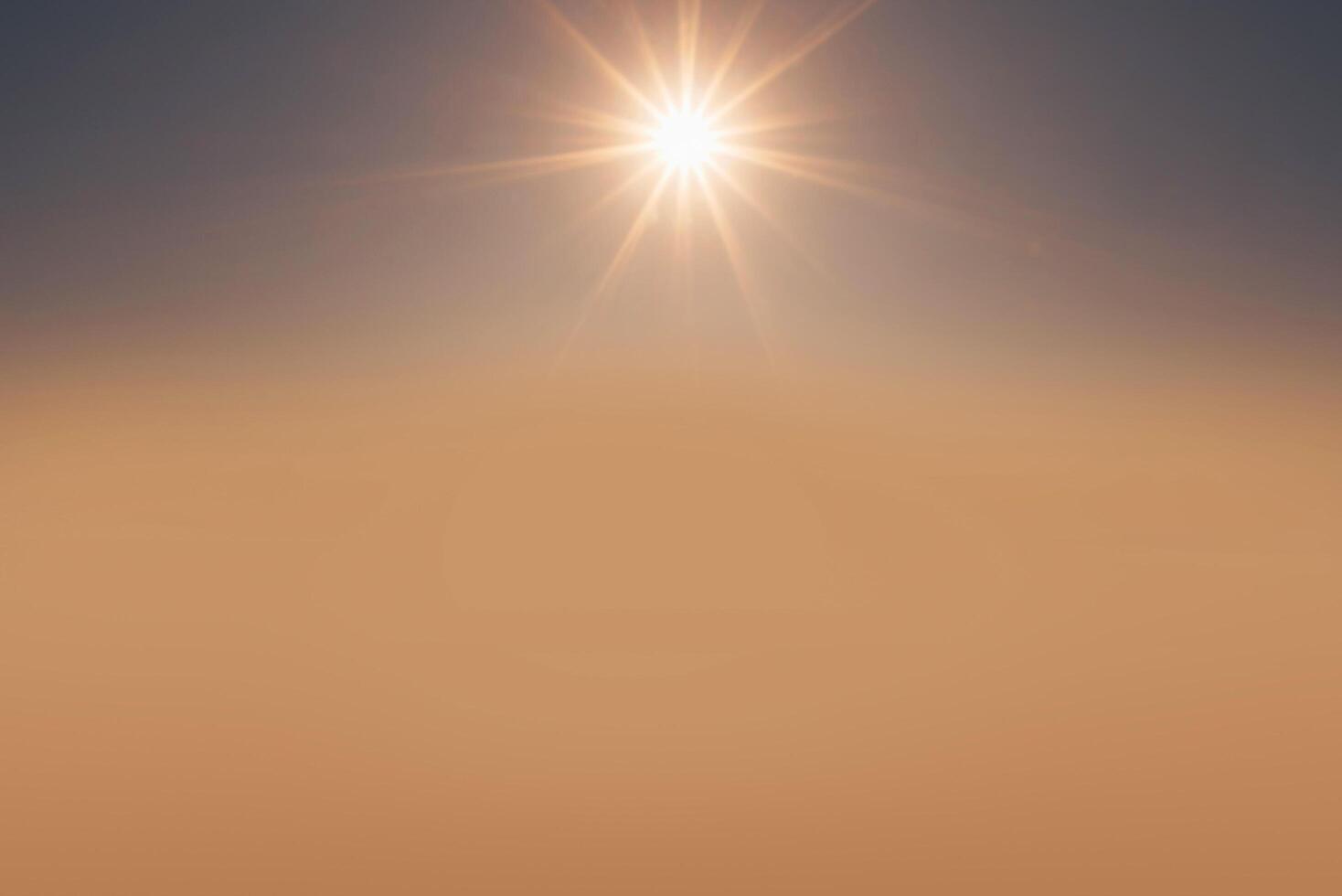 coucher de soleil jaune brillant et lever de soleil magnifique sur des nuages gris avec un soleil jaune vif par une fraîche matinée de printemps. photo