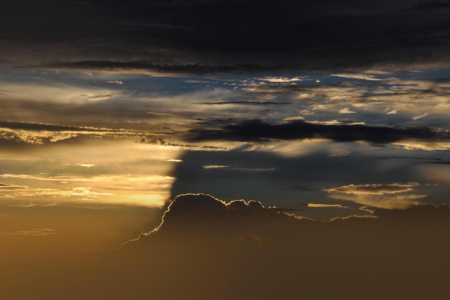 coucher de soleil jaune brillant et lever de soleil magnifique sur des nuages noirs avec un soleil jaune vif par une fraîche matinée de printemps. photo