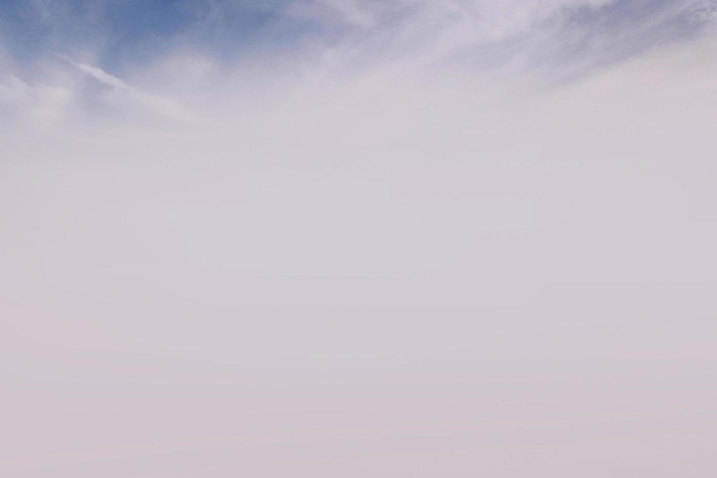 ciel blanc avec des nuages blancs et gris. jour de soleil avec un ciel blanc en arrière-plan du matin photo