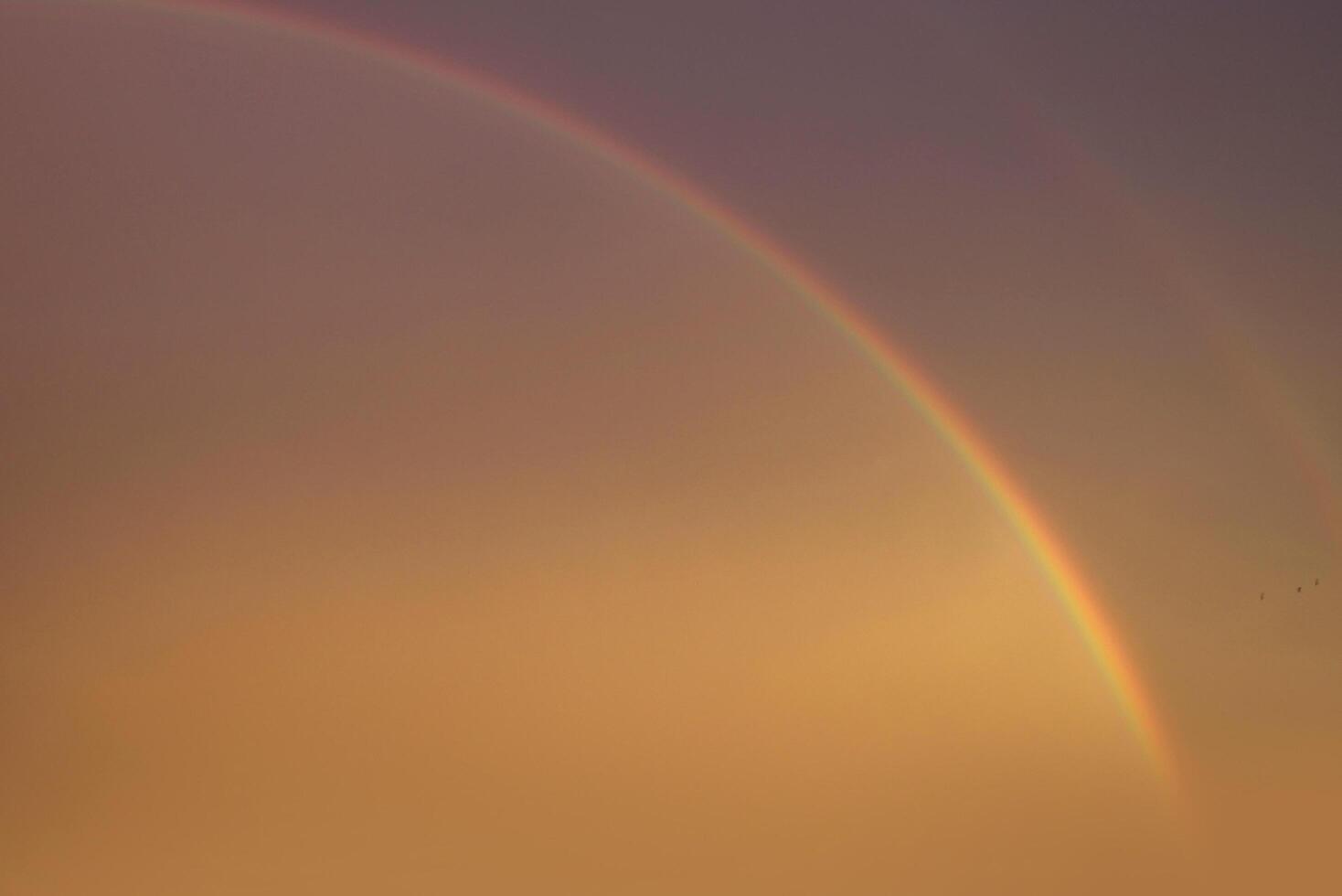 coucher de soleil orange brillant et lever de soleil magnifique sur les nuages avec un soleil jaune vif par une fraîche soirée de printemps. photo