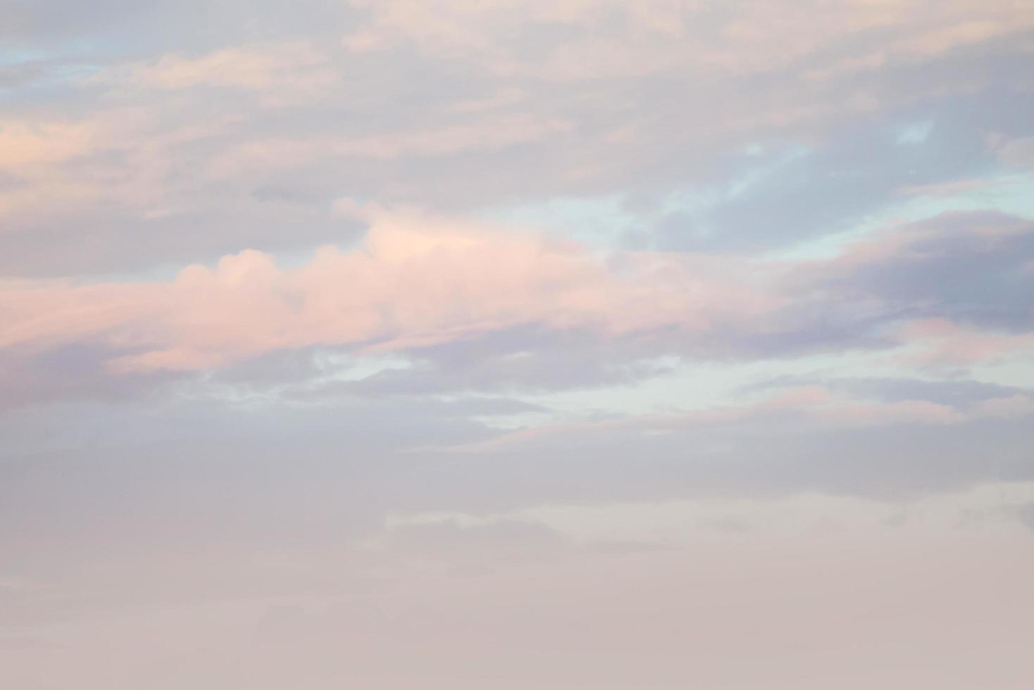 ciel bleu avec des nuages blancs clairs. jour de soleil avec un ciel bleu en arrière-plan du soir photo