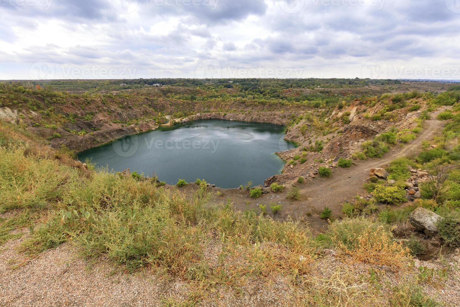 le lac de radon près du village de migiya est né sur le site d'une ancienne carrière de granit. photo
