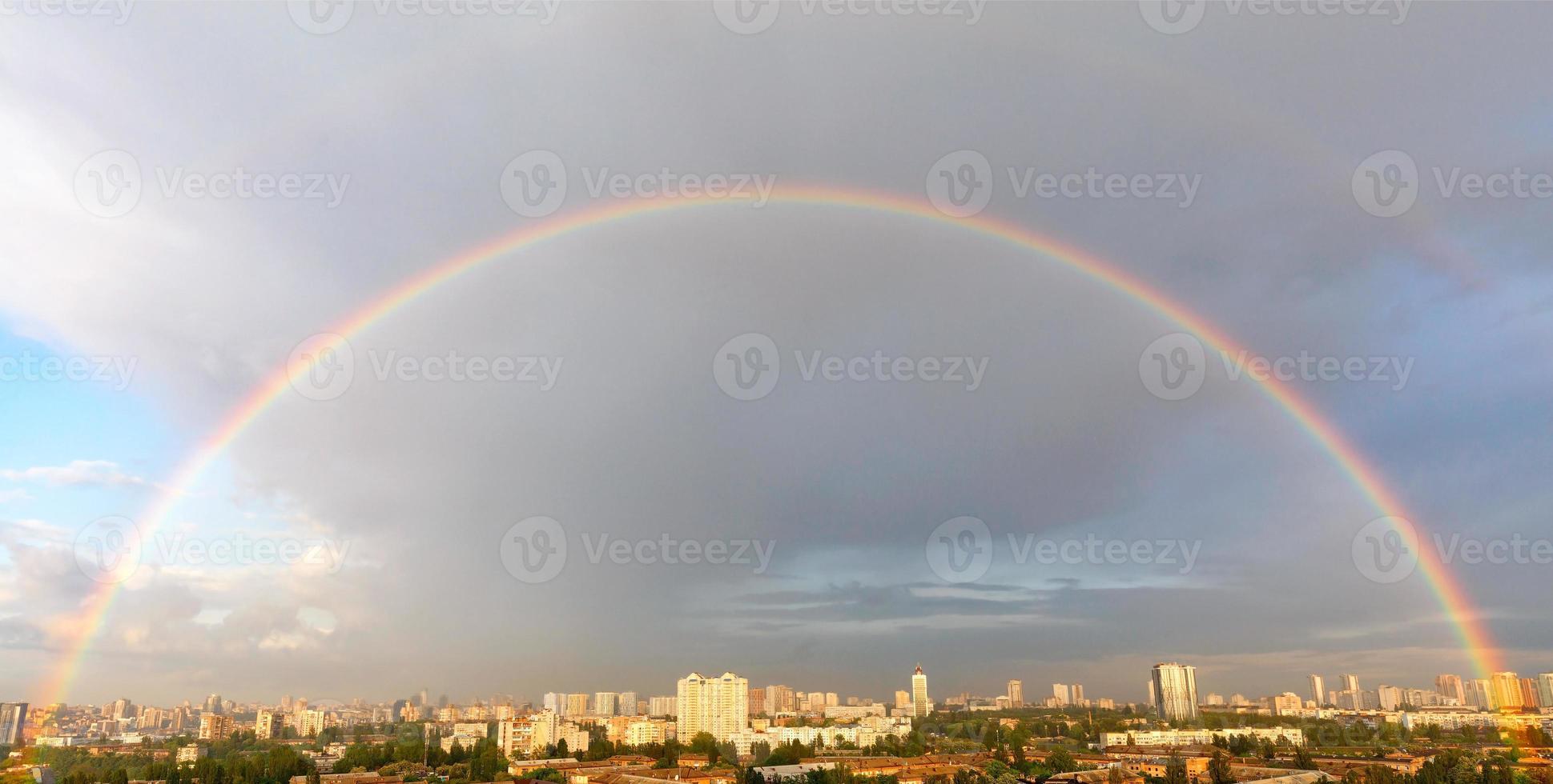 grand demi-cercle arc-en-ciel dans le paysage urbain du ciel diurne. photo