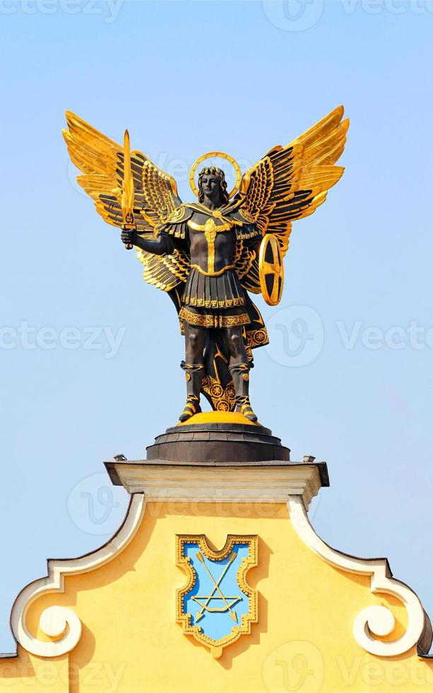 monument à st. michael sur le maidan à kyiv contre le ciel bleu. photo