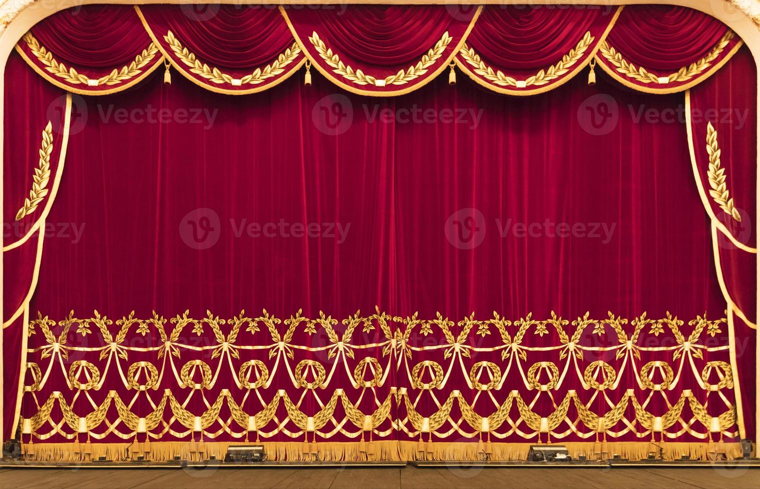 le rideau du théâtre est rouge. présentation. cinéma. photo