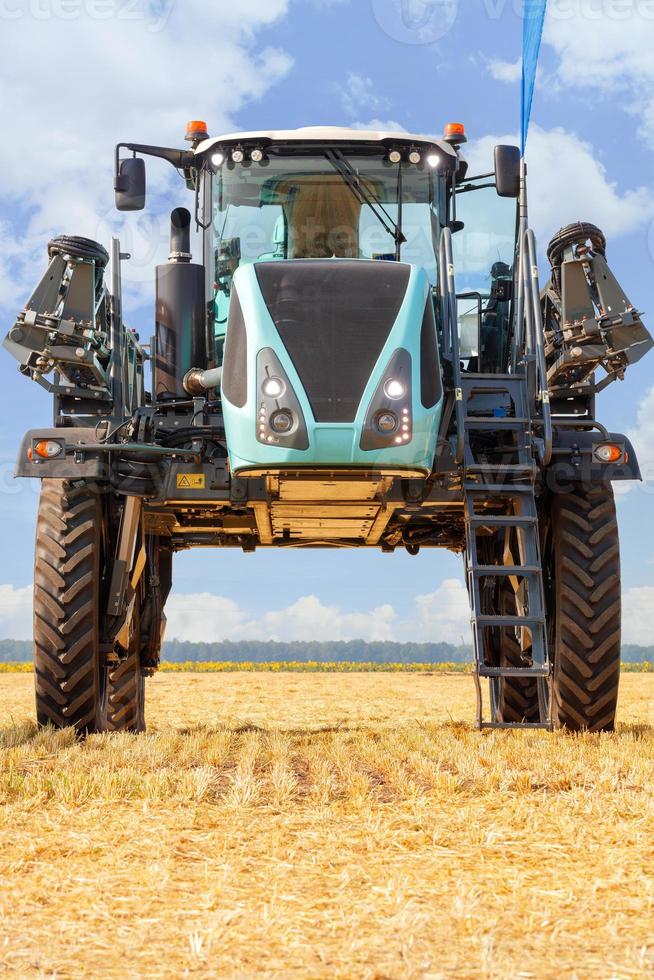 le pulvérisateur automoteur pour grandes cultures assure une pulvérisation de haute qualité dans le secteur agricole. photo