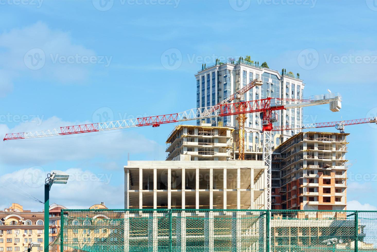 paysage de la ville. construction d'un bâtiment à plusieurs étages en utilisant une méthode moderne de technologie de charpente monolithique. photo