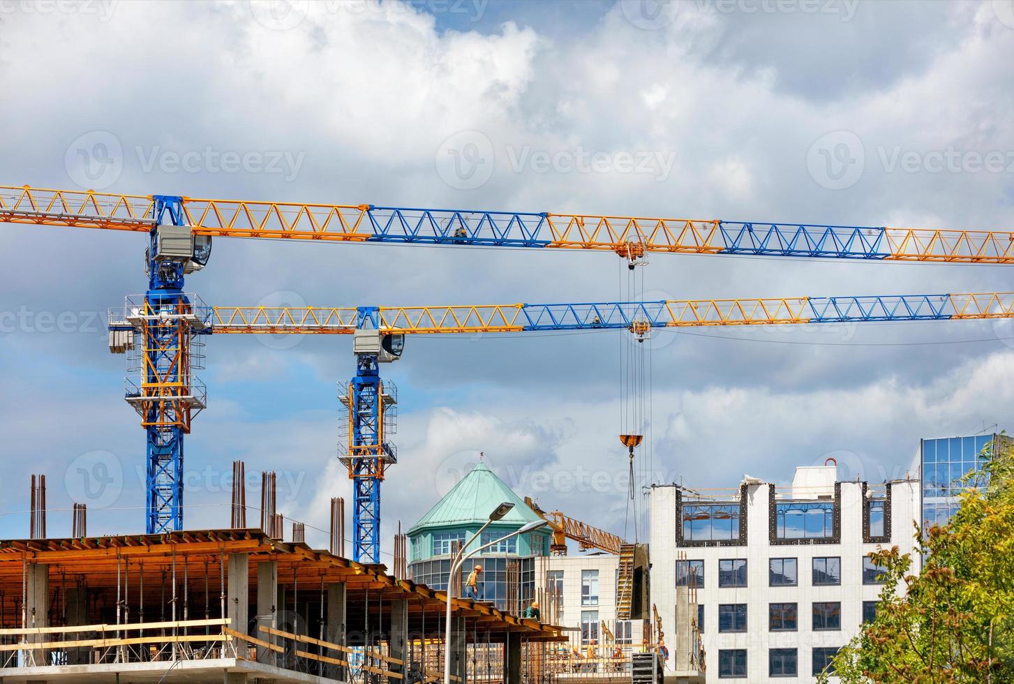 Architectes Dans Des Vêtements Réfléchissants Regardant Loin Sous Tablette  Pc Et Grue Sur Le Chantier De Construction Banque D'Images et Photos Libres  De Droits. Image 86674861