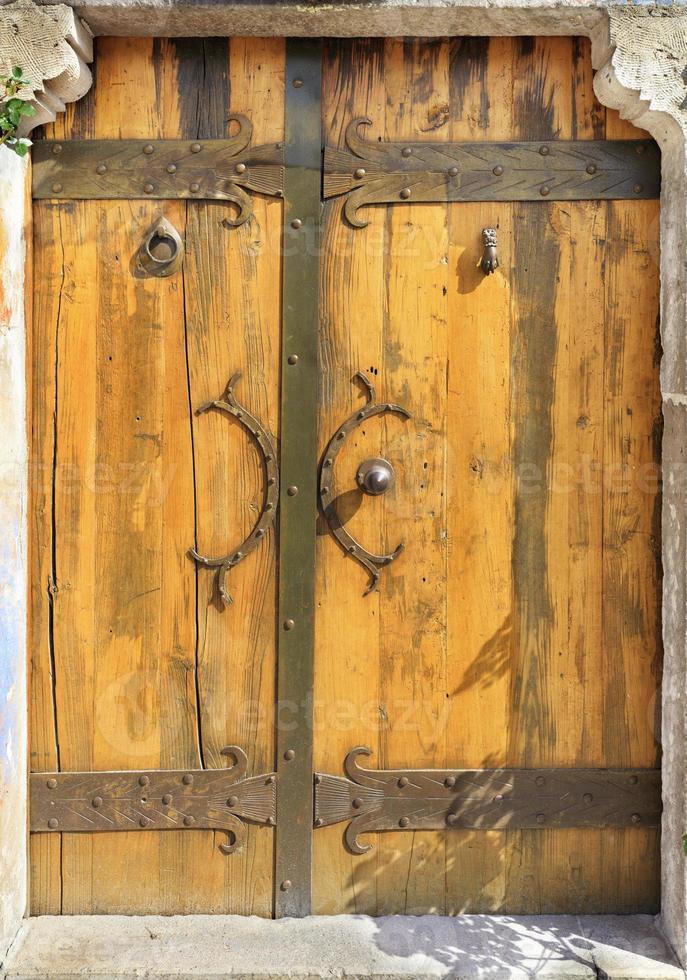 portes anciennes en bois antiques avec poignées forgées, rivets et barreaux. photo