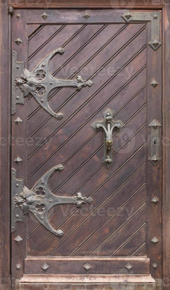 anciennes portes en bois antiques avec boucles en fer forgé et barres transversales. photo