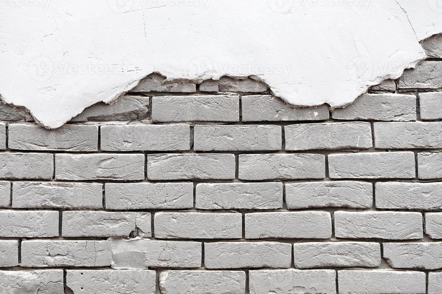 vieux mur de briques de silicate partiellement avec du vieux stuc en haut. photo