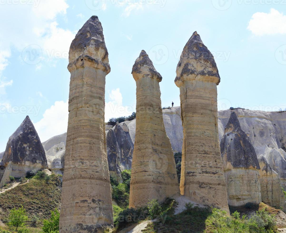 grandes tours rocheuses de montagne phallique dans la vallée de l'amour, été, cappadoce, turquie. photo