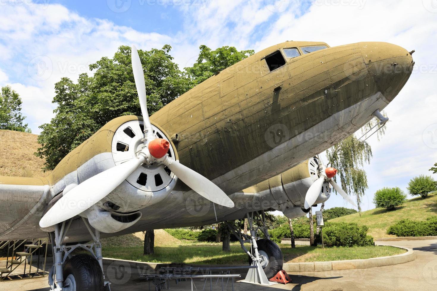ancien avion de transport li-2 de la seconde guerre mondiale. photo