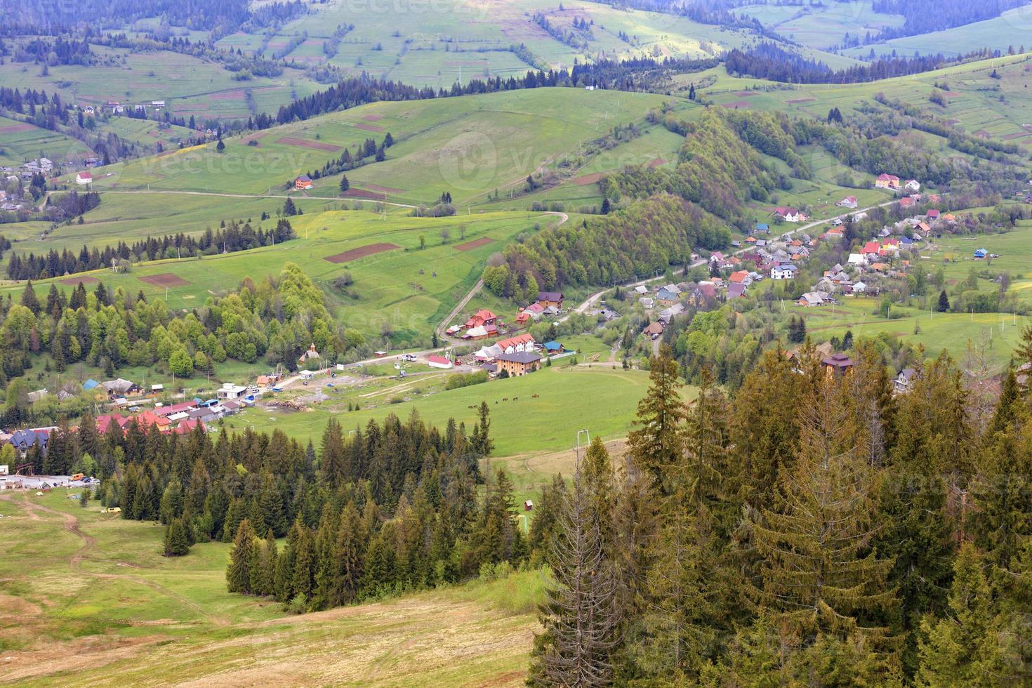 des routes sinueuses traversent le village des Carpates. photo