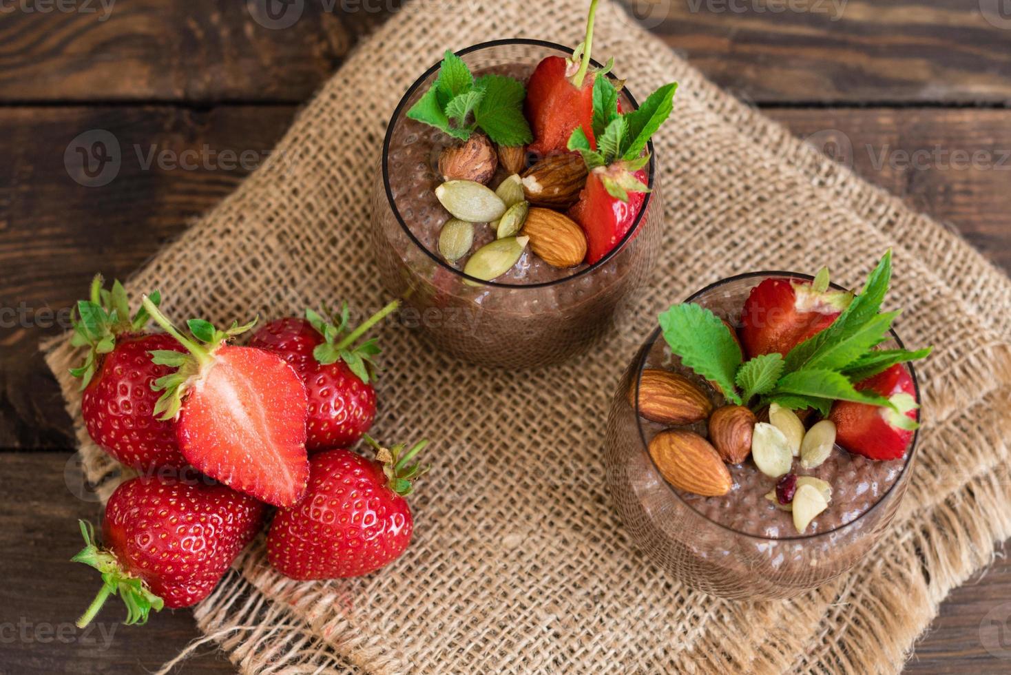 pudding de chia au cacao, chocolat et noix au lait d'amande photo