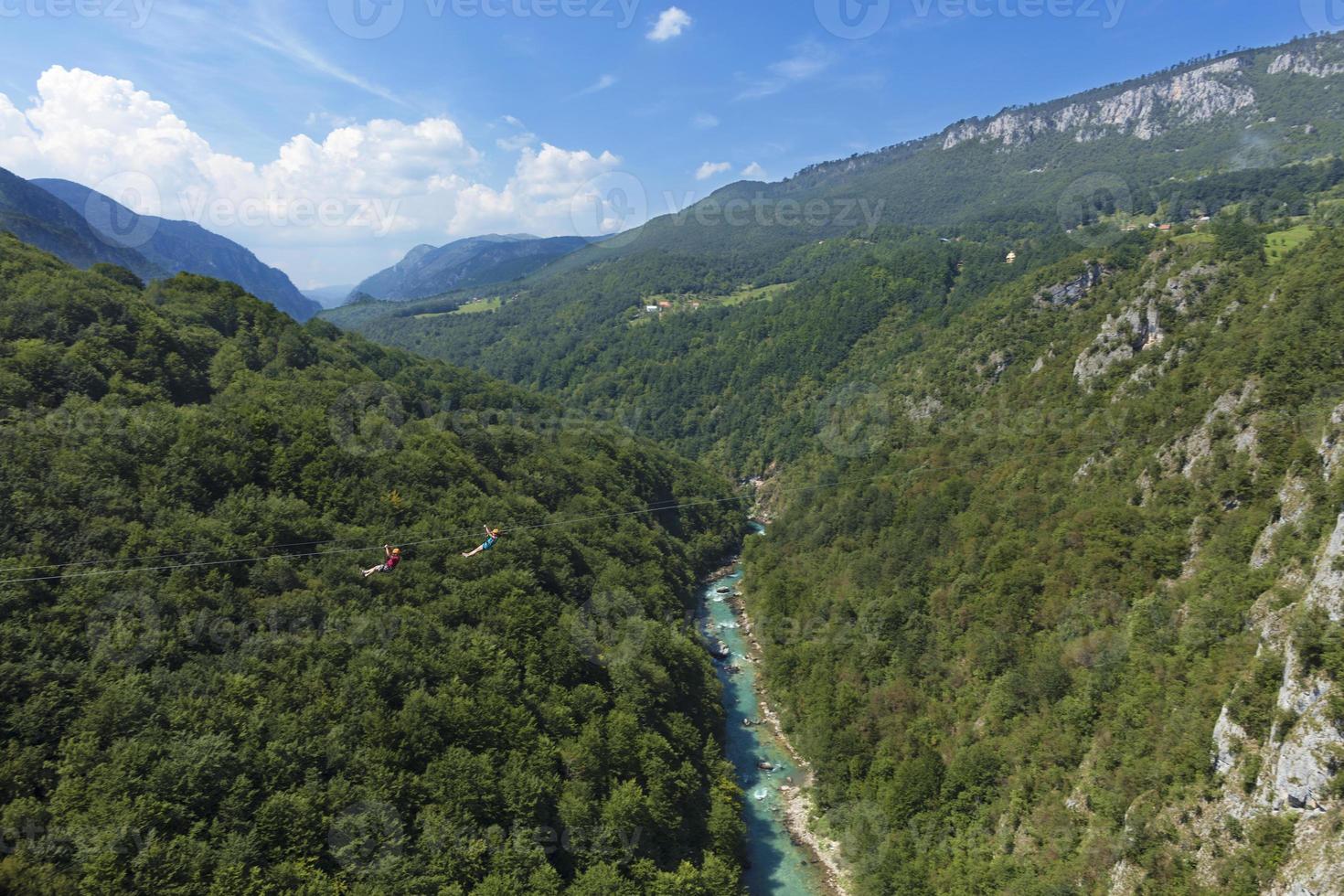 Téléphérique grande tyrolienne au-dessus de la montagne et de la forêt à travers la rivière Tiara au Monténégro photo