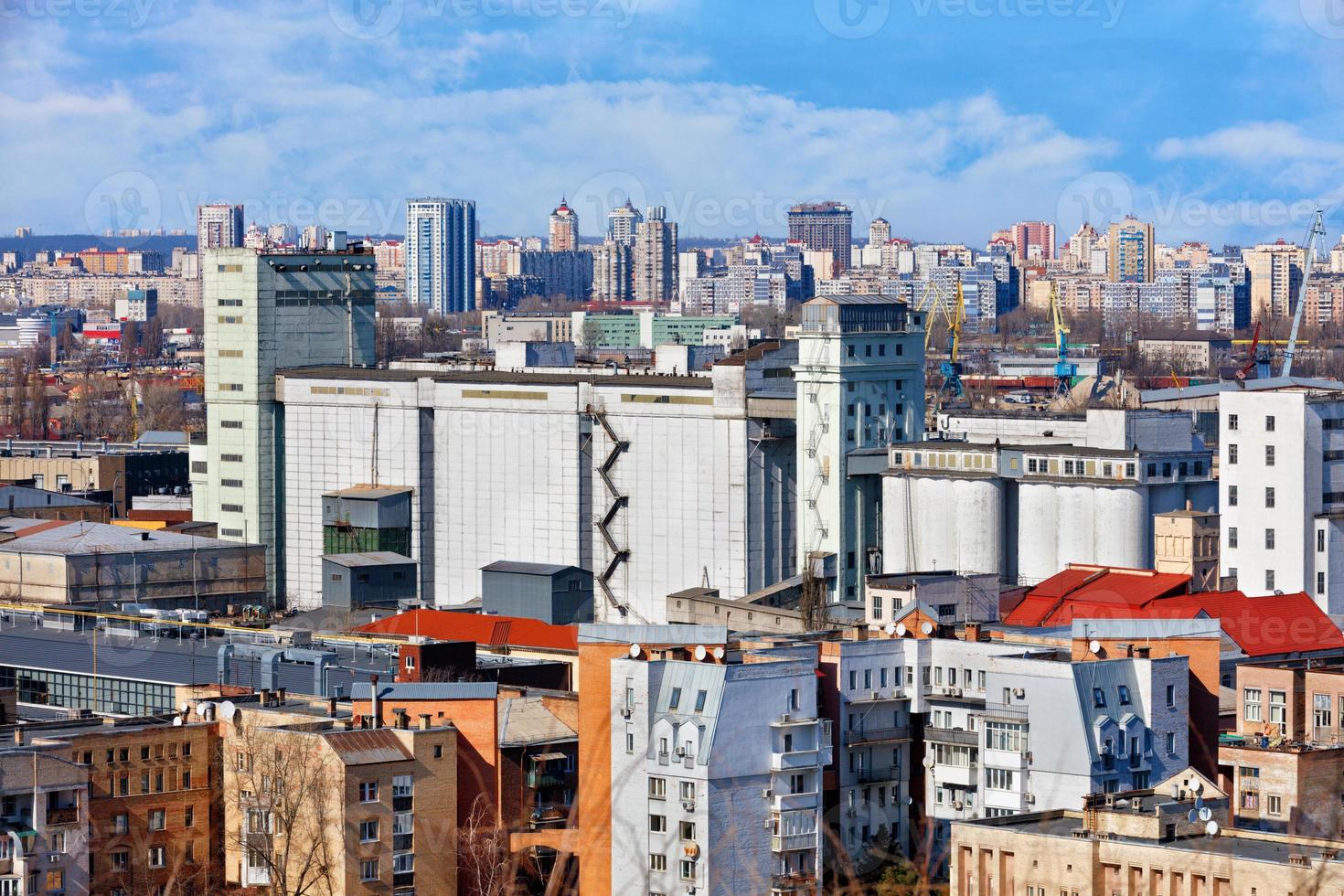 vue sur l'usine de boulangerie dans le vieux quartier de podil à kiev, entouré de bâtiments résidentiels denses. photo