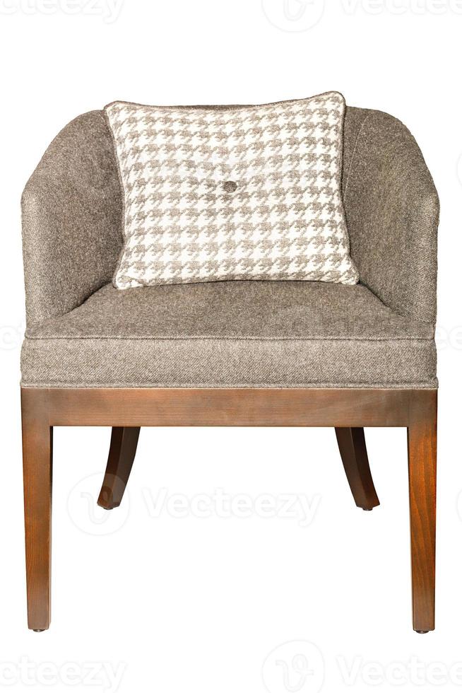 fauteuil rembourré en tissu textile gris-brun avec coussin matelassé blanc. isolé sur fond blanc. photo