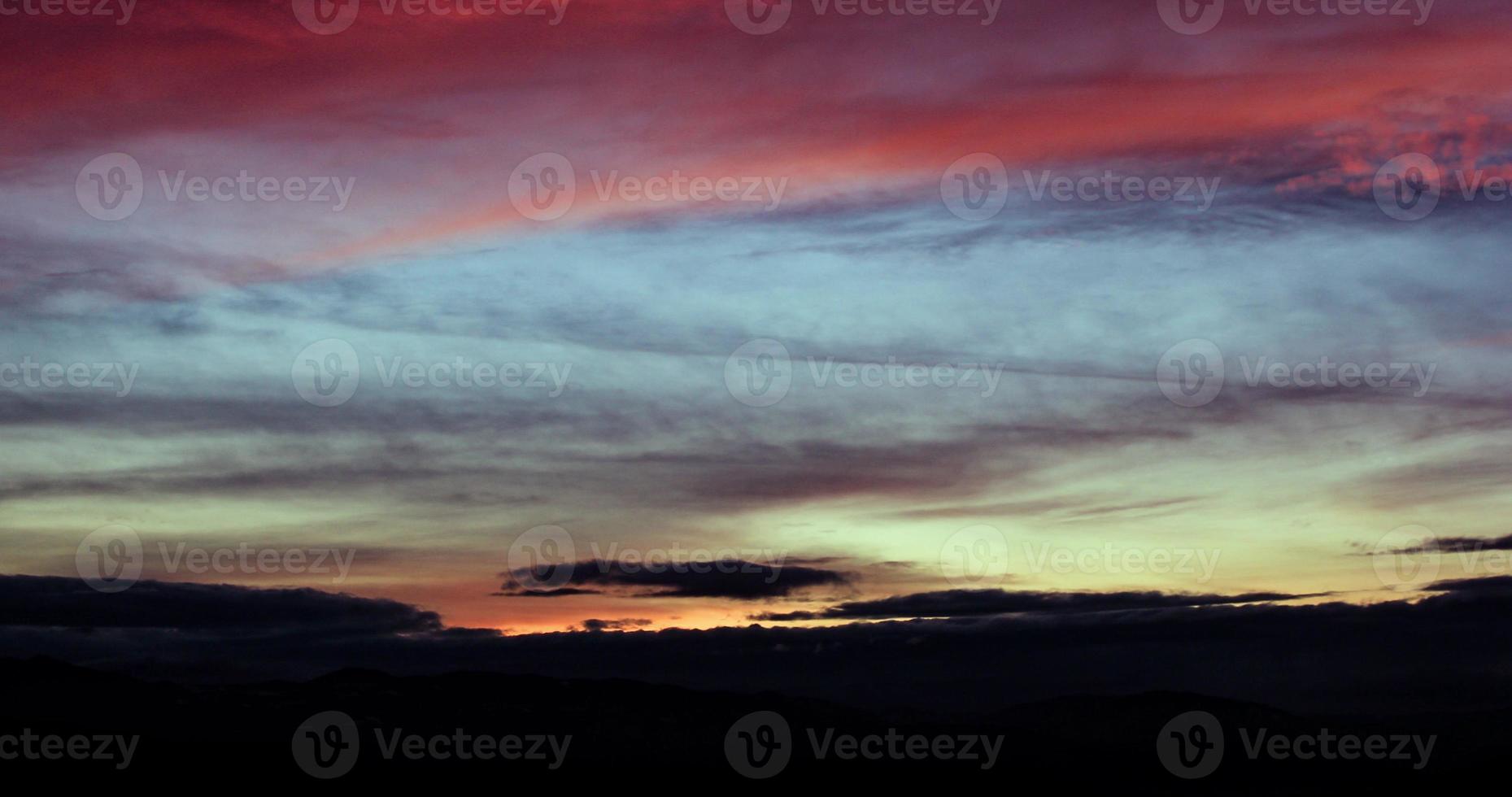 les aurores boréales comme un timelapse de coucher de soleil vraiment coloré photo