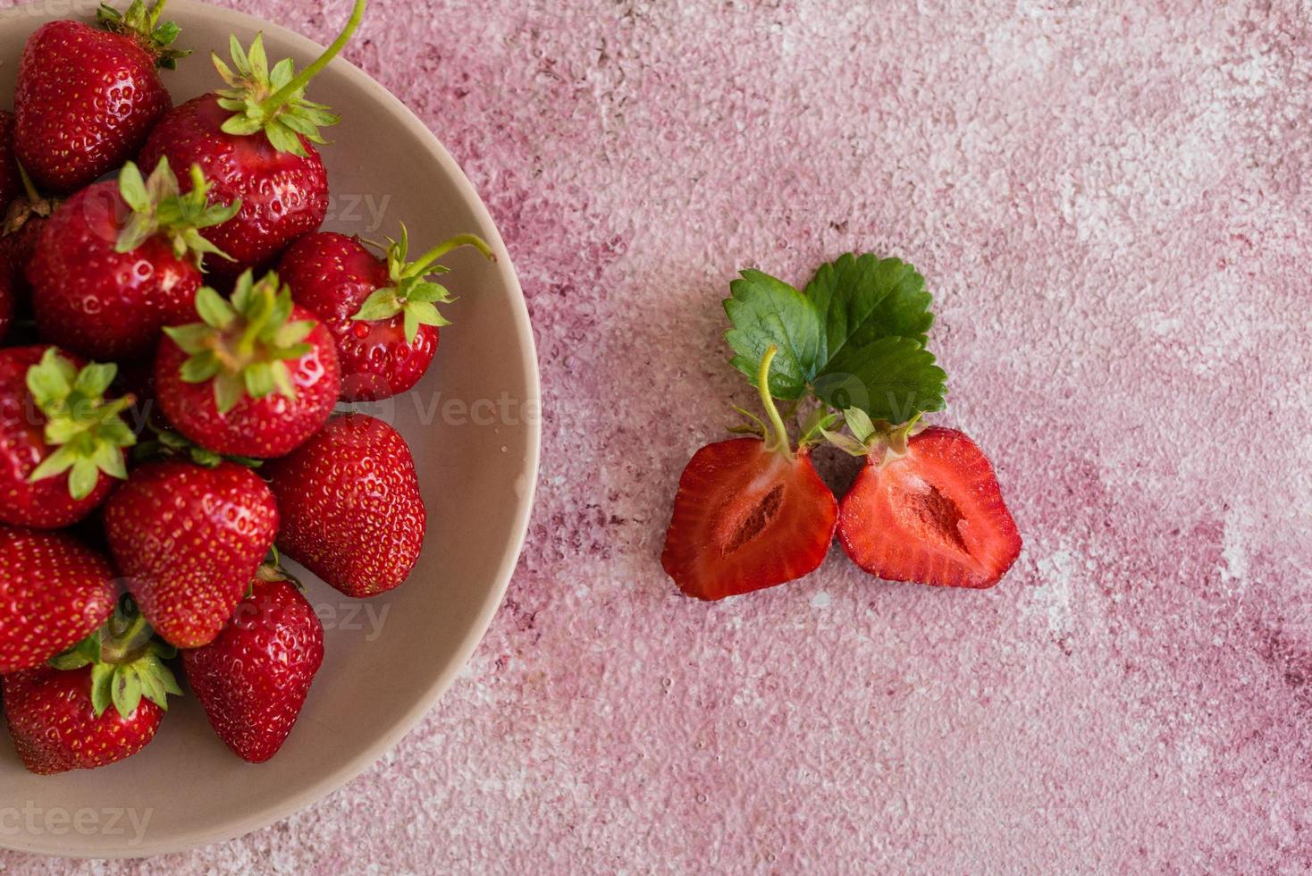 tas de fraises fraîches dans un bol en céramique photo