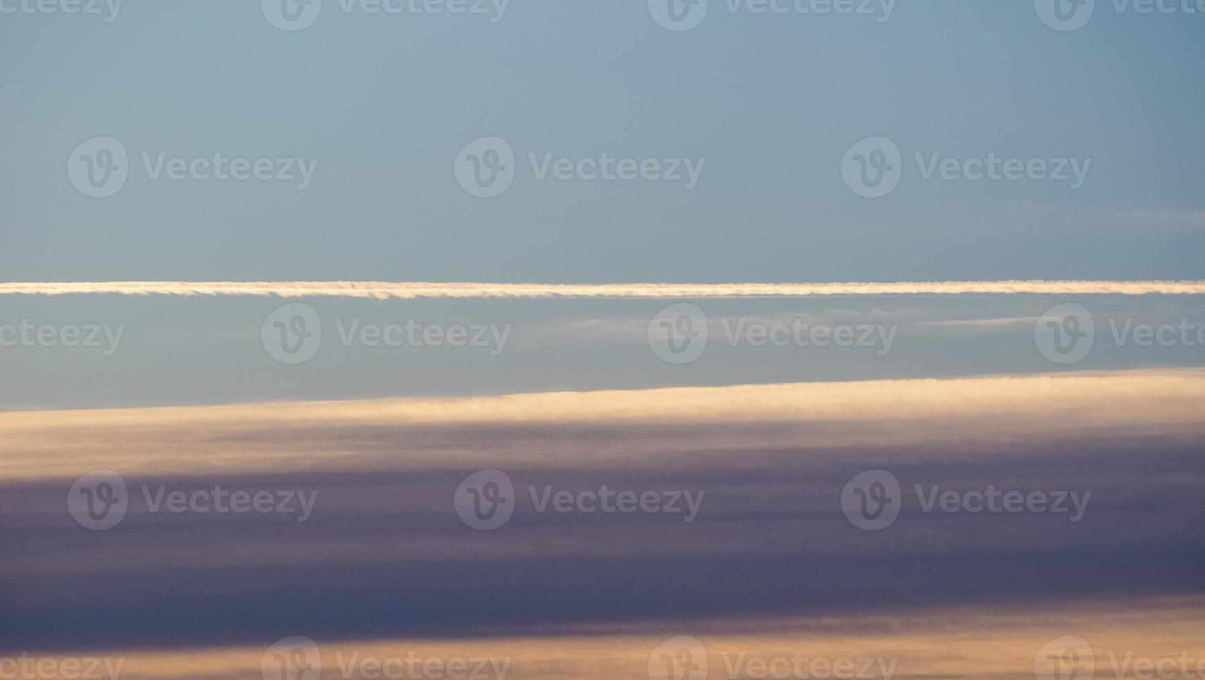 traînées d'avion dans le ciel photo