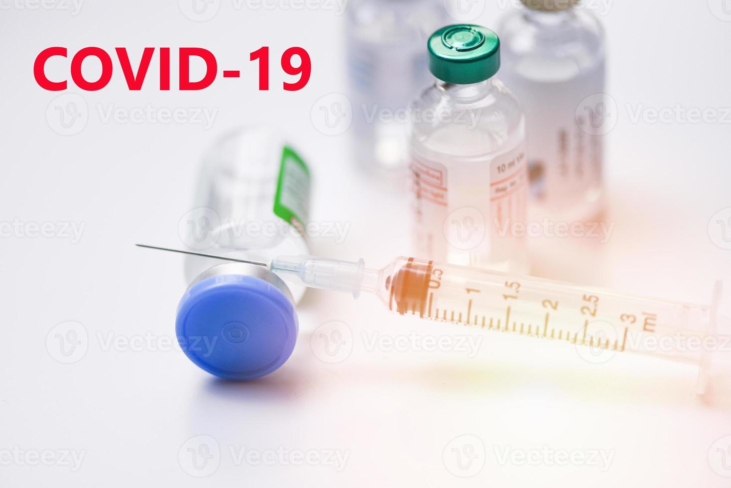 concept de vaccin et de traitement de recherche de covid-19 - verre de bouteilles de médecine pour l'aiguille d'injection de seringue sur le fond blanc équipement de bouteille de médicament de médicament outil médical pour l'infirmière ou le docteur photo