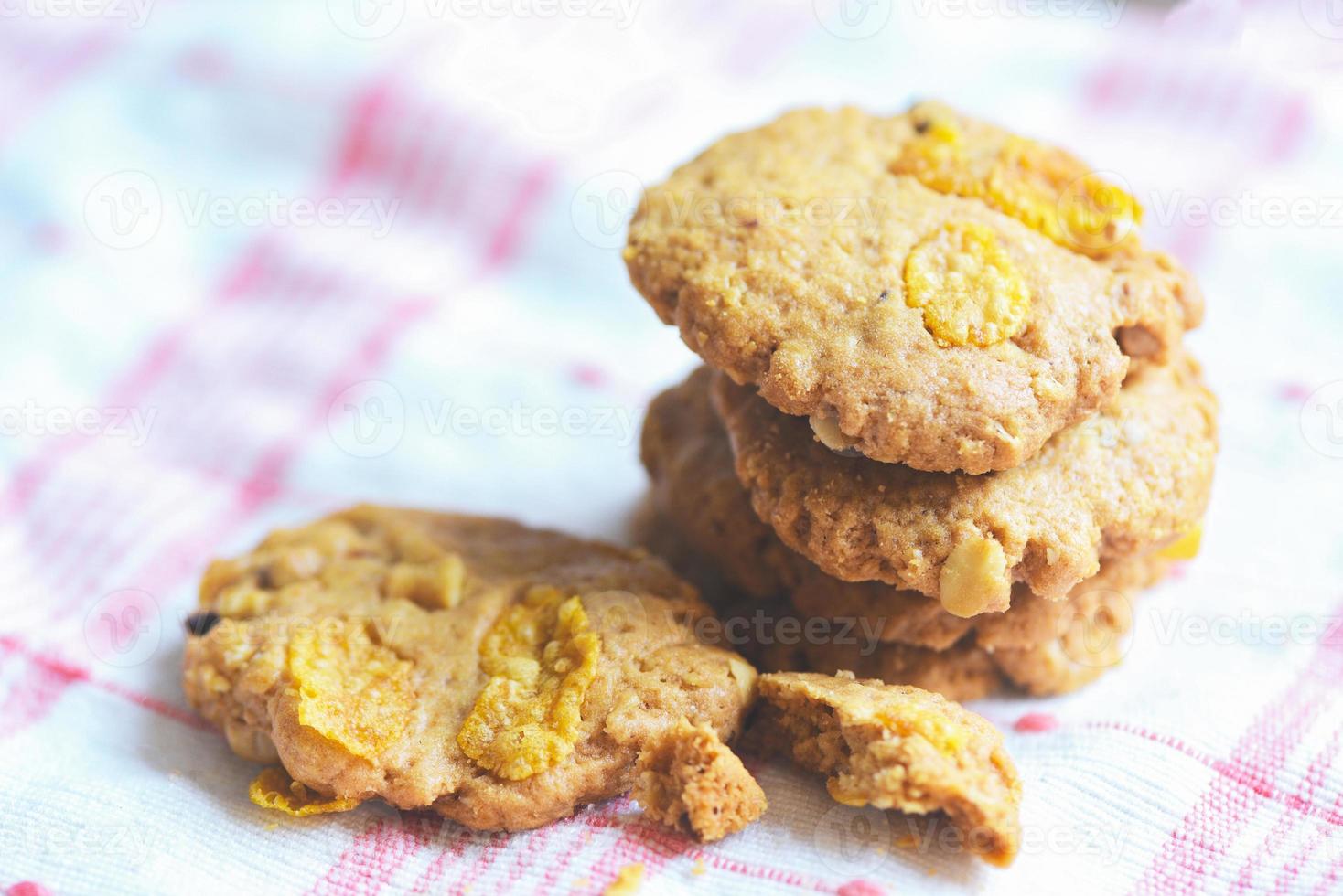 Cookies aux pépites de chocolat sur une nappe, gros plan des cornflakes à biscuits photo