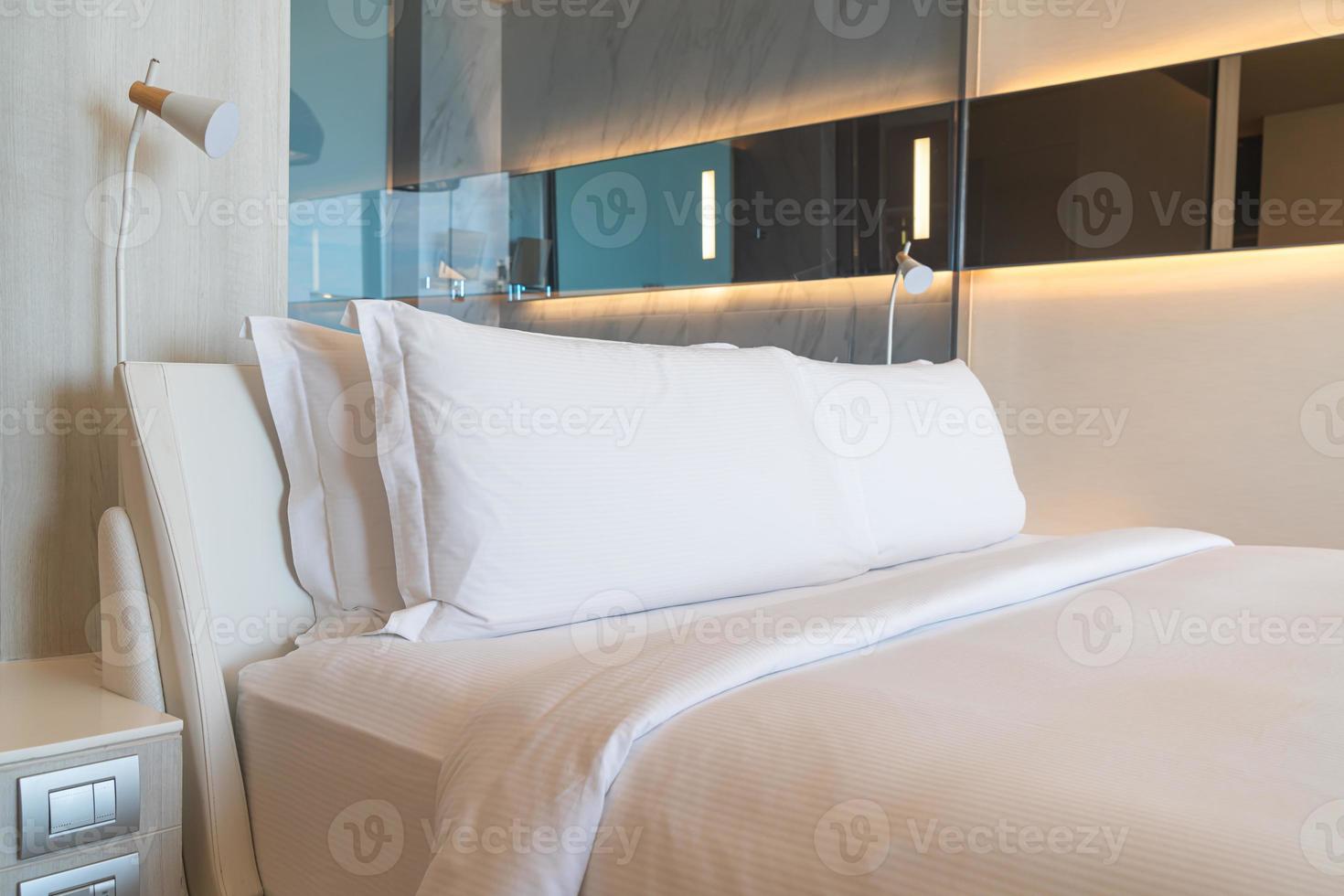 décoration d'oreillers confortables blancs sur le lit photo