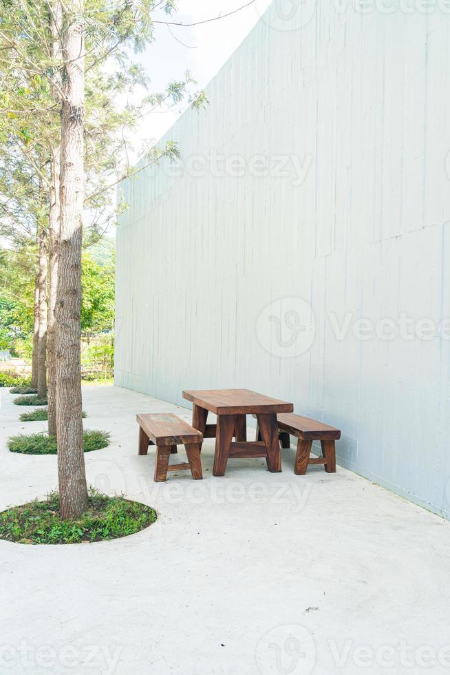 ensemble table et chaise de patio extérieur en bois vide photo