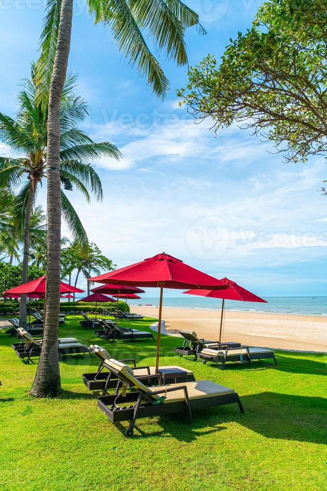 chaise de plage et parasol avec fond de plage de mer photo