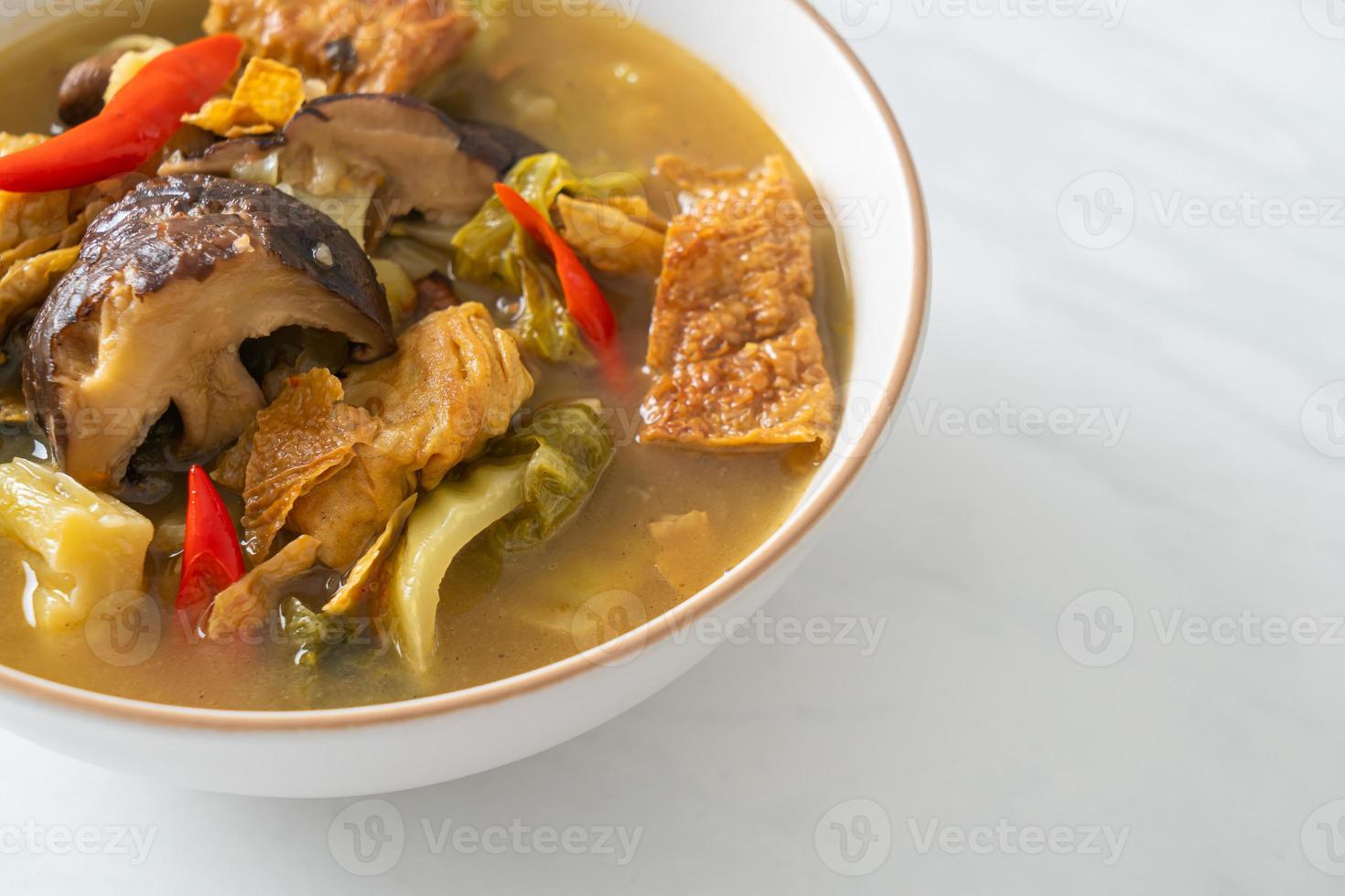 soupe au chou mariné bouilli et à la courge amère photo