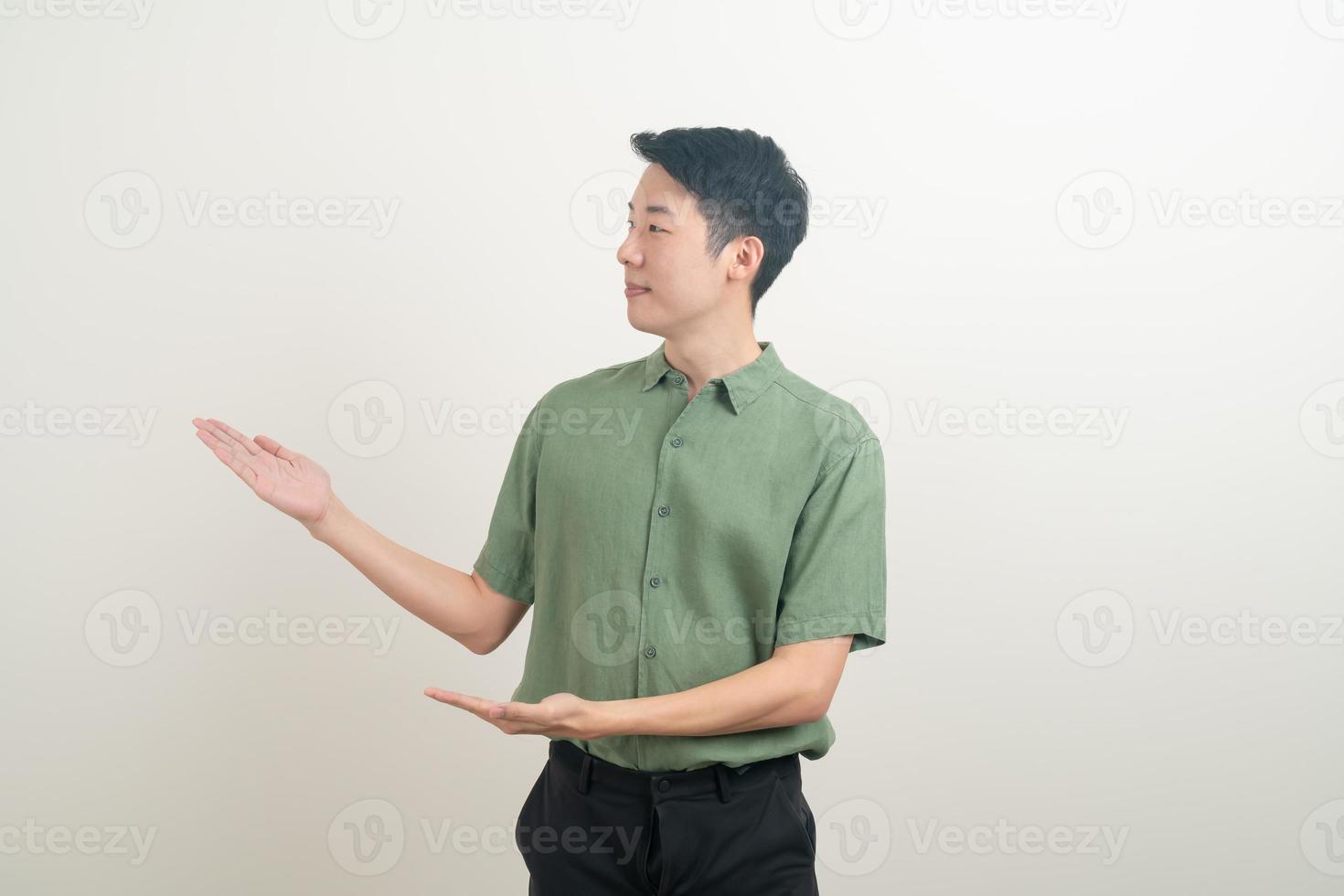 homme asiatique avec la main pointant ou présentant sur fond blanc photo