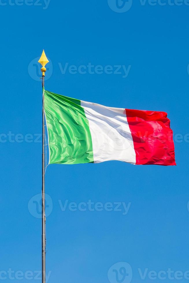 drapeau italien de l'italie ondulant dans le ciel bleu photo