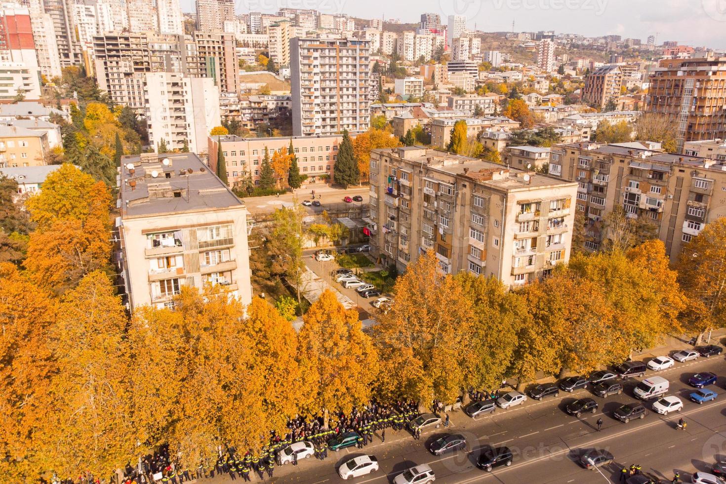 Vue aérienne de haut en bas des agents de police entourent une foule de manifestants agressifs dans la rue en protestation publique contre le gouvernement photo