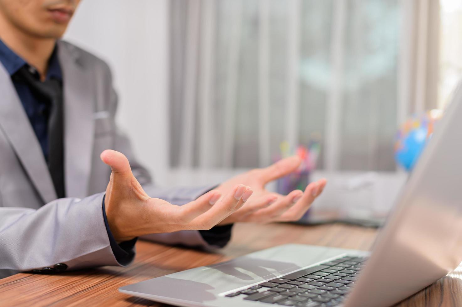 homme d'affaires utilisant un ordinateur portable au bureau photo