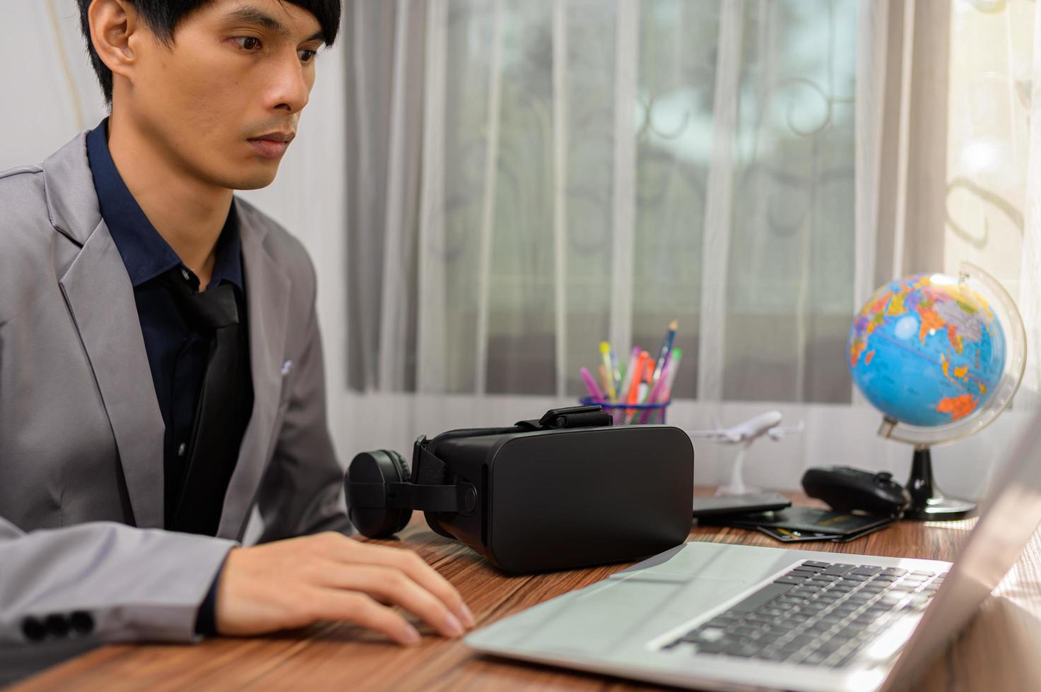 homme d'affaires utilisant un ordinateur portable au bureau photo