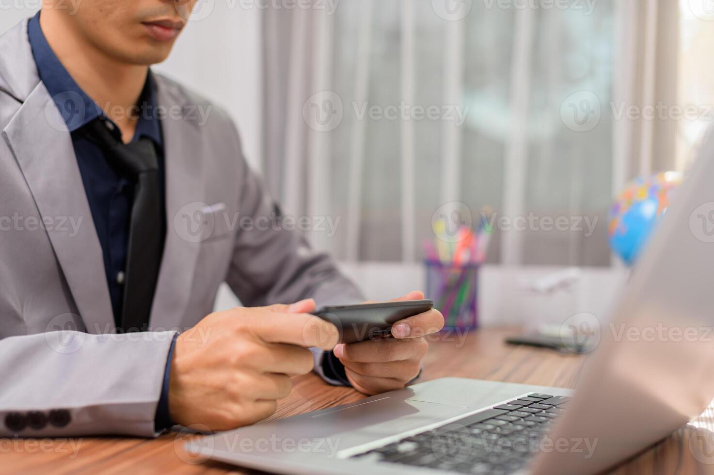 les hommes d'affaires utilisent des téléphones portables et des smartphones pour communiquer et travailler. photo