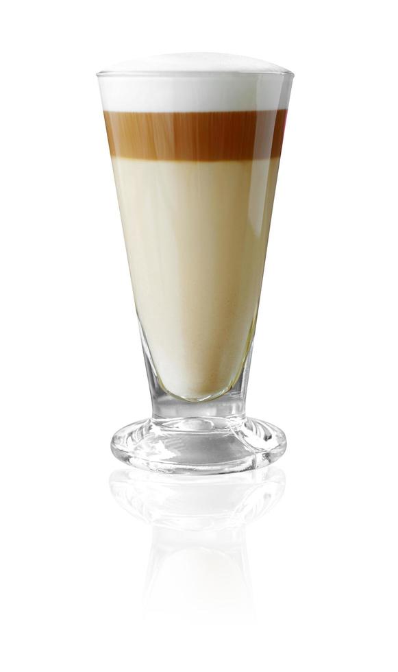 Latte chaud en verre sur fond blanc photo