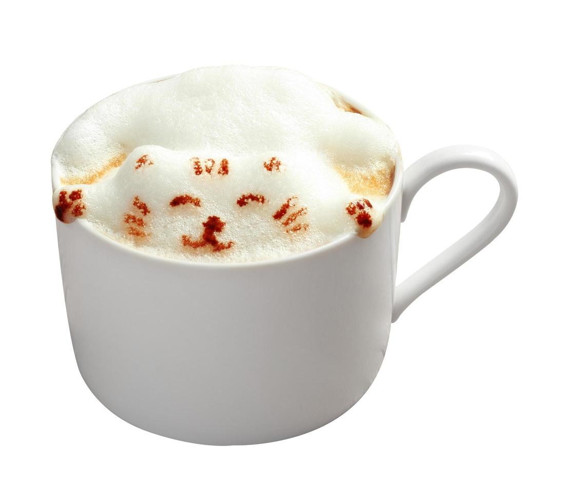 Latte chaud dans une tasse en céramique sur fond blanc photo