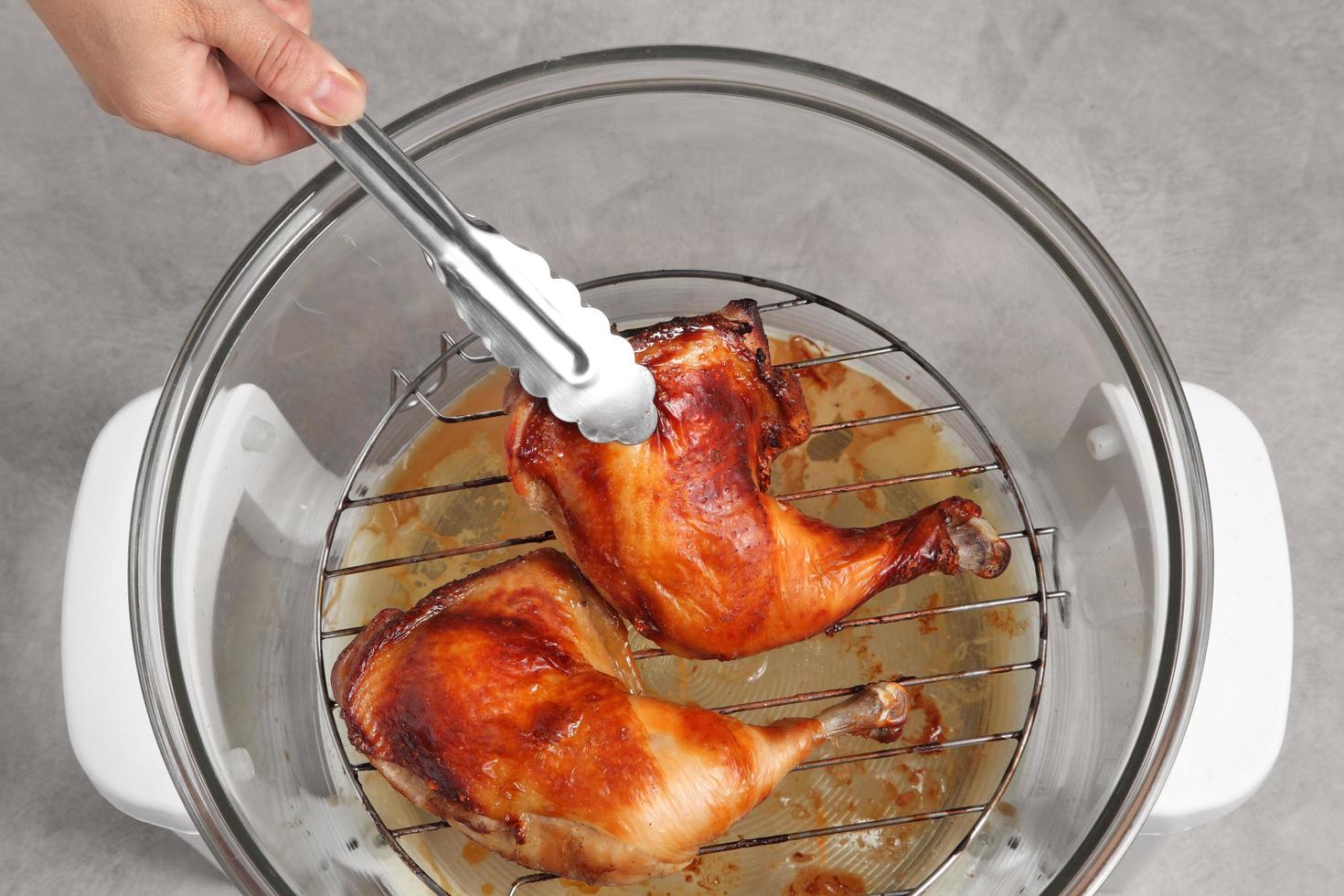 poulet rôti thaï au four sur fond gris. cuisson au four. photo