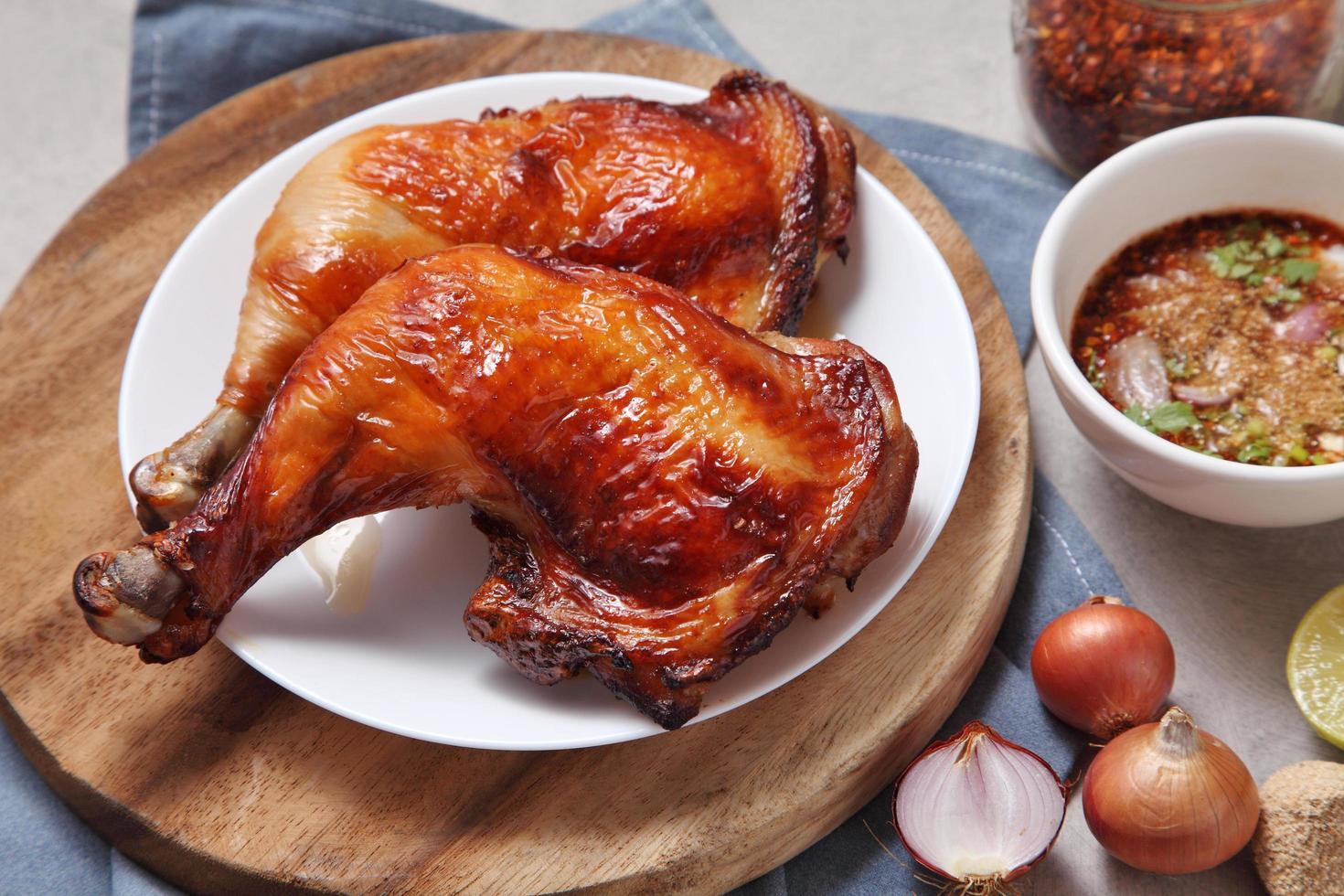 poulet grillé de style thaï avec sauce chili dans un plat en céramique photo