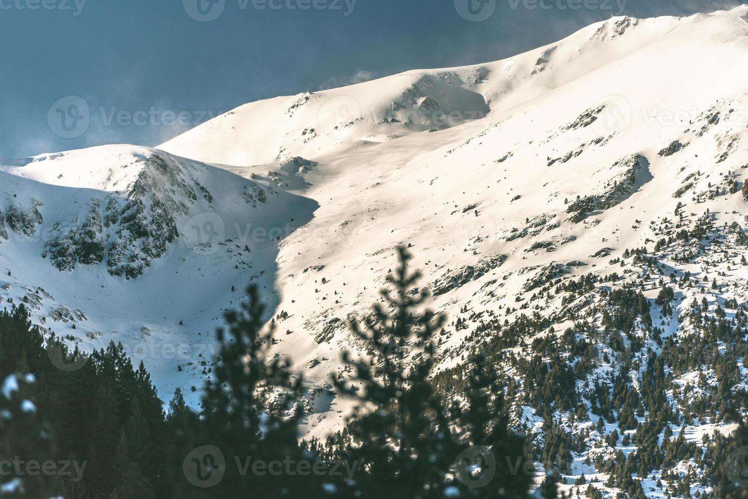 montagne dans la station de ski de grandvalira en andorre en temps de covid19 en hiver 2020 photo